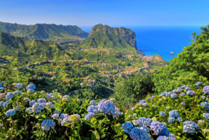 Küstenlandschaft mit Adlerfelsen an der Nordküste bei Porto da Cruz, Insel Madeira, Portugal Küstenlandschaft mit Adlerfelsen an der Nordküste bei Porto da Cruz, Insel Madeira, Portugal